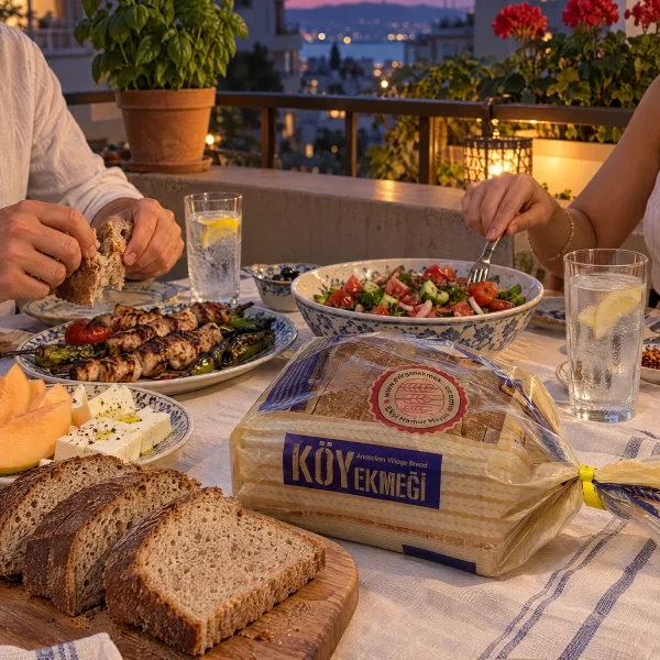 Kahvaltı sofrasında dilimlenmiş Evirgen Köy Ekmeği