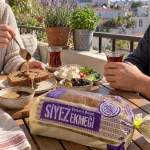 Kahvaltı sofrasında Evirgen Siyez Ekmeği paketi