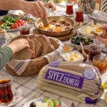 Kahvaltı sofrasında Evirgen Siyez Ekmeği