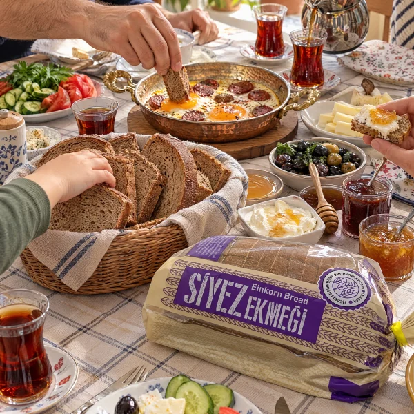 Kahvaltı sofrasında Evirgen Siyez Ekmeği