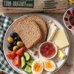 Evirgen Tam Buğday Ekmeği ile kahvaltı tabağı