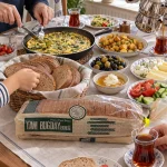 Kahvaltı sofrasında Evirgen Tam Buğday Ekmeği